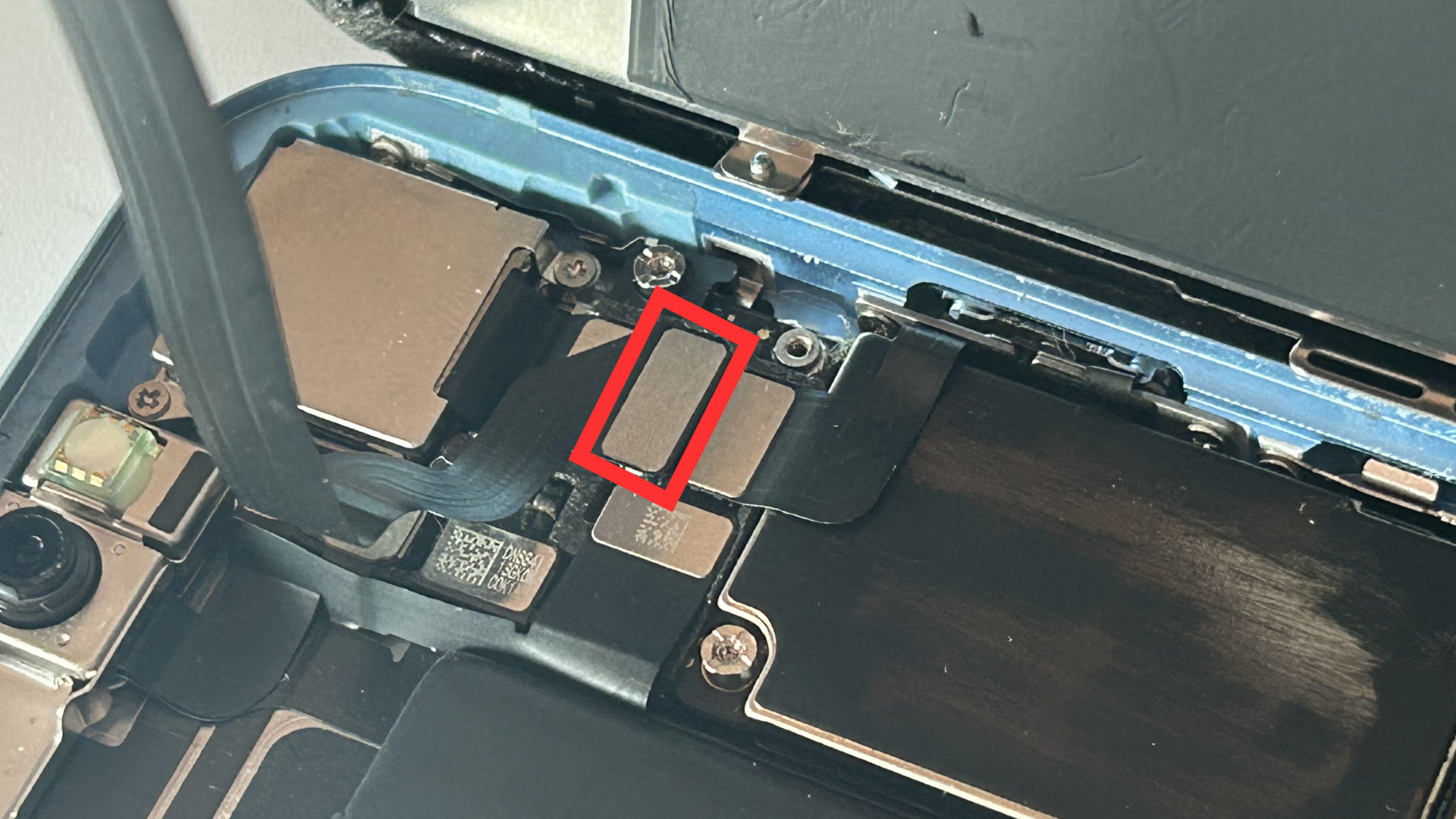 Close-up of the ear speaker connector