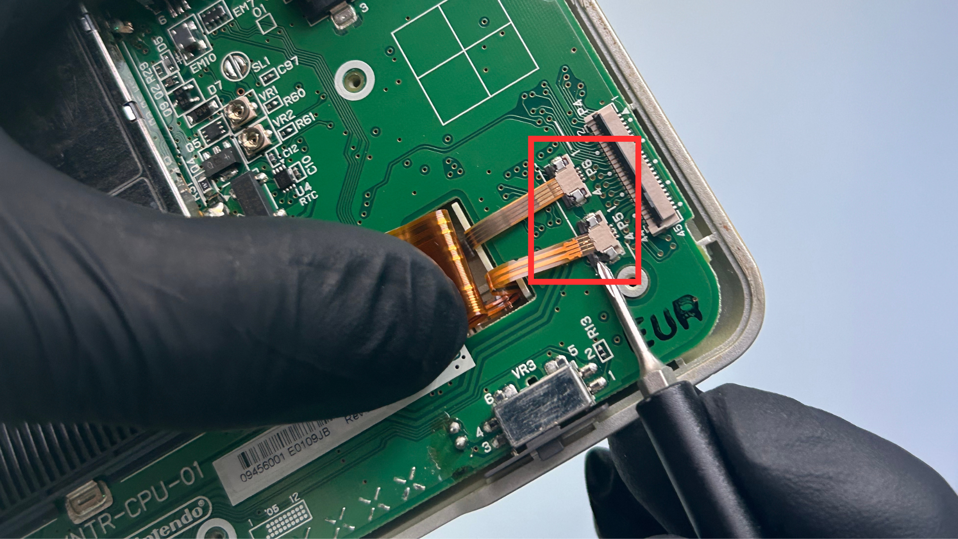 Nintendo DS motherboard screws and internal connections