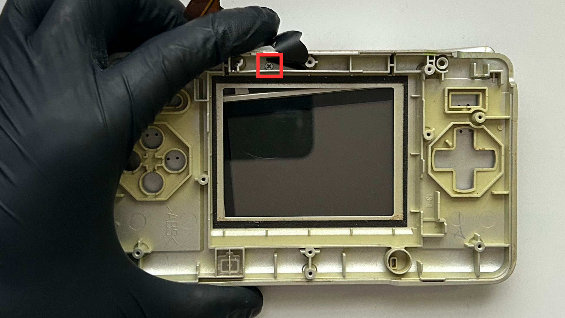 Nintendo DS upper screen hinge piece removed