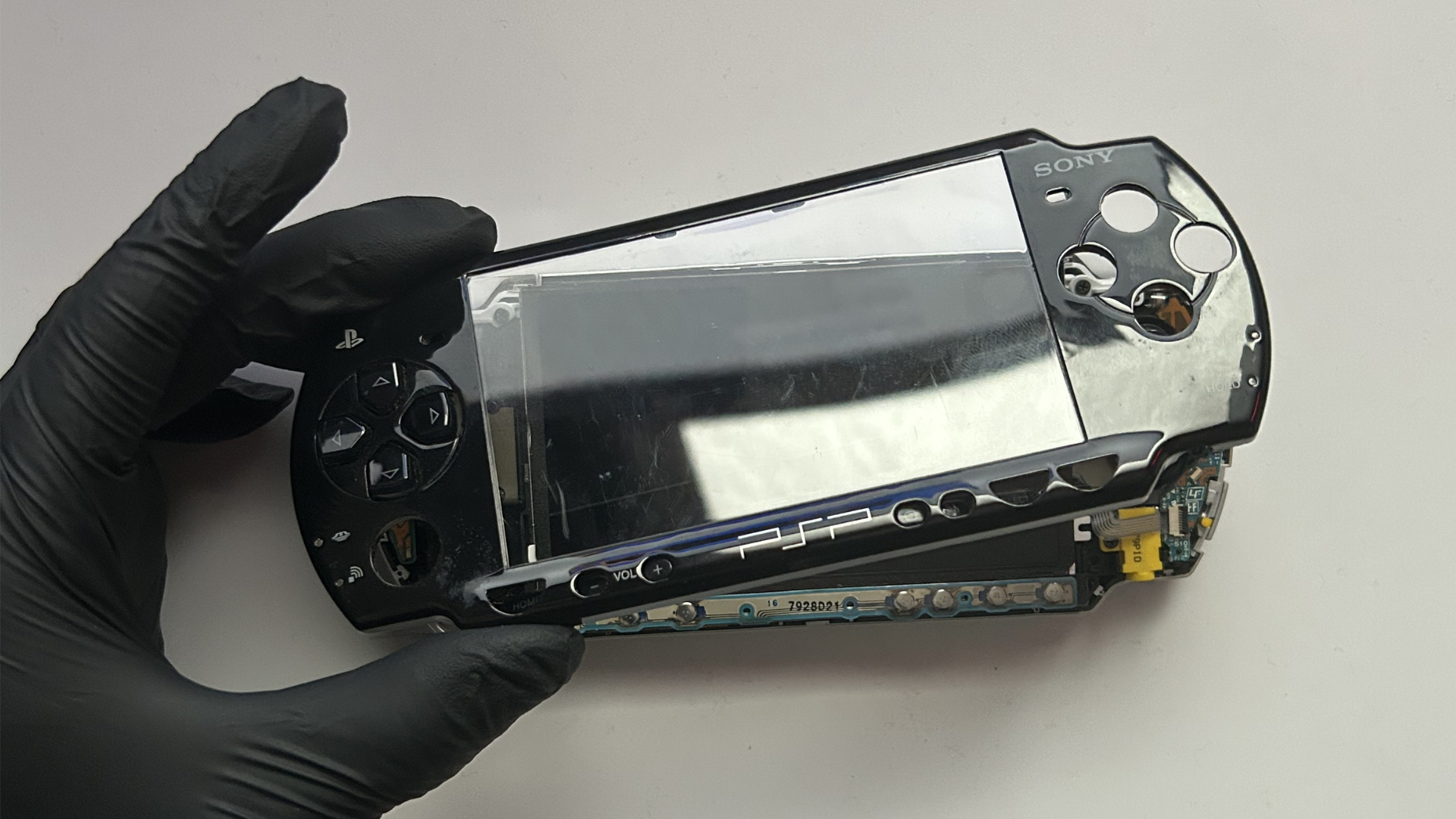 Front faceplate being removed from a Sony PSP 2000