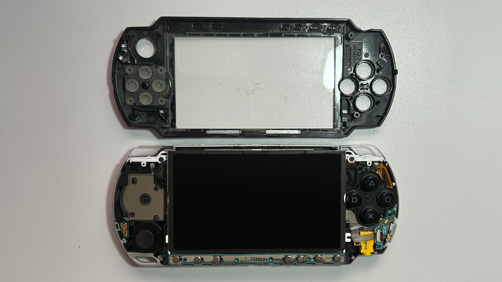 Sony PSP 2000 with the front faceplate removed