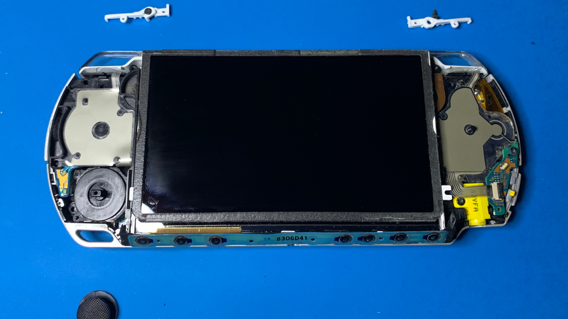 Left trigger removed from PSP 2000
