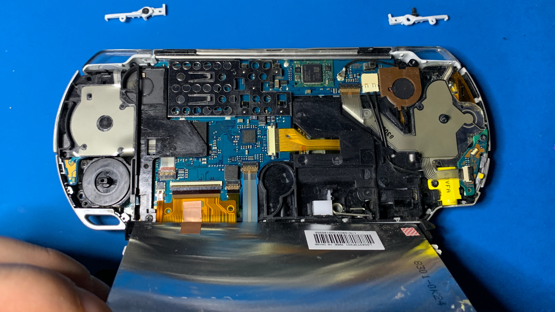 PSP 2000 LCD lifted to reveal D-Pad flex area