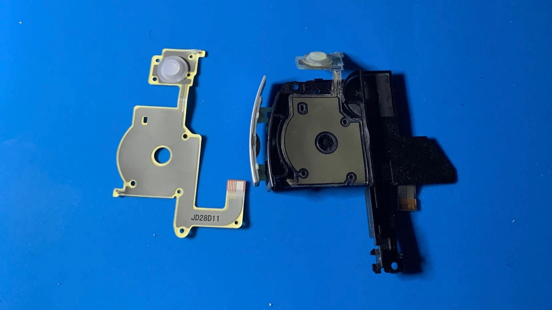 D-Pad assembly screw location on PSP 2000
