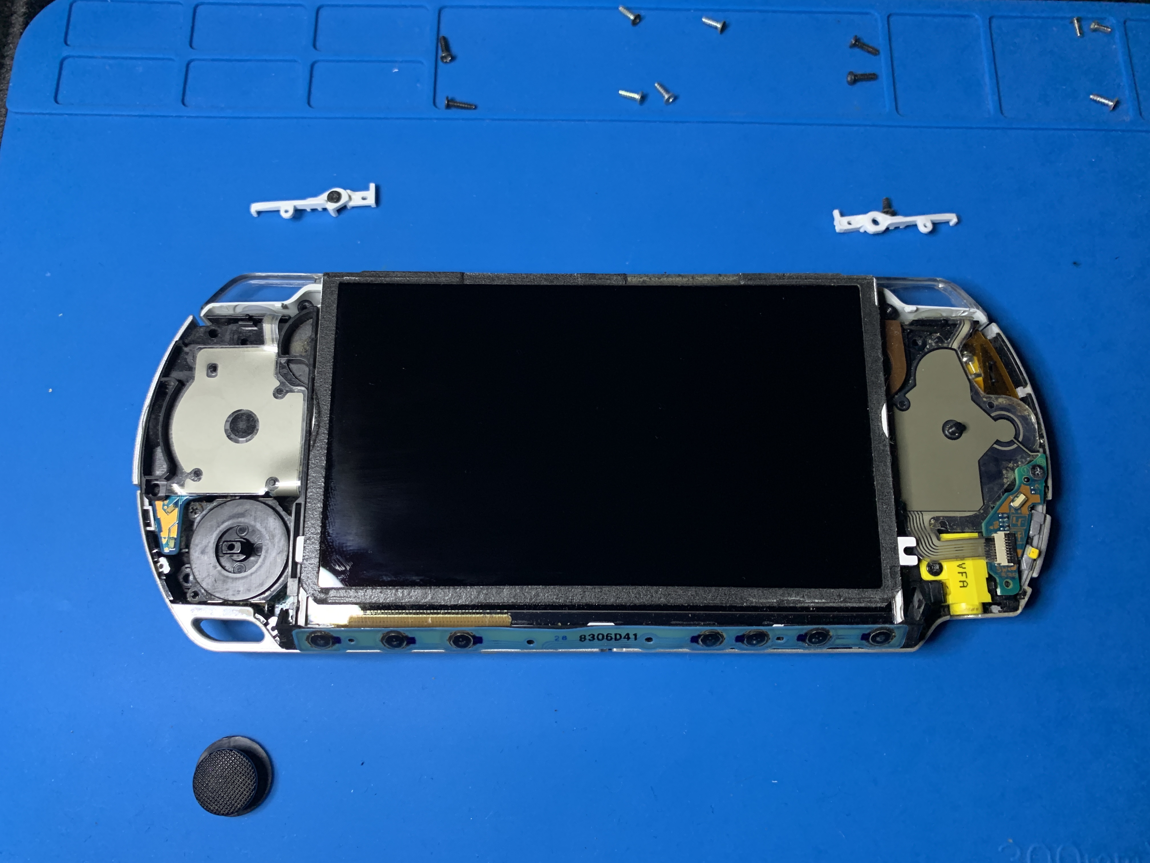 Left trigger removed from PSP 2000