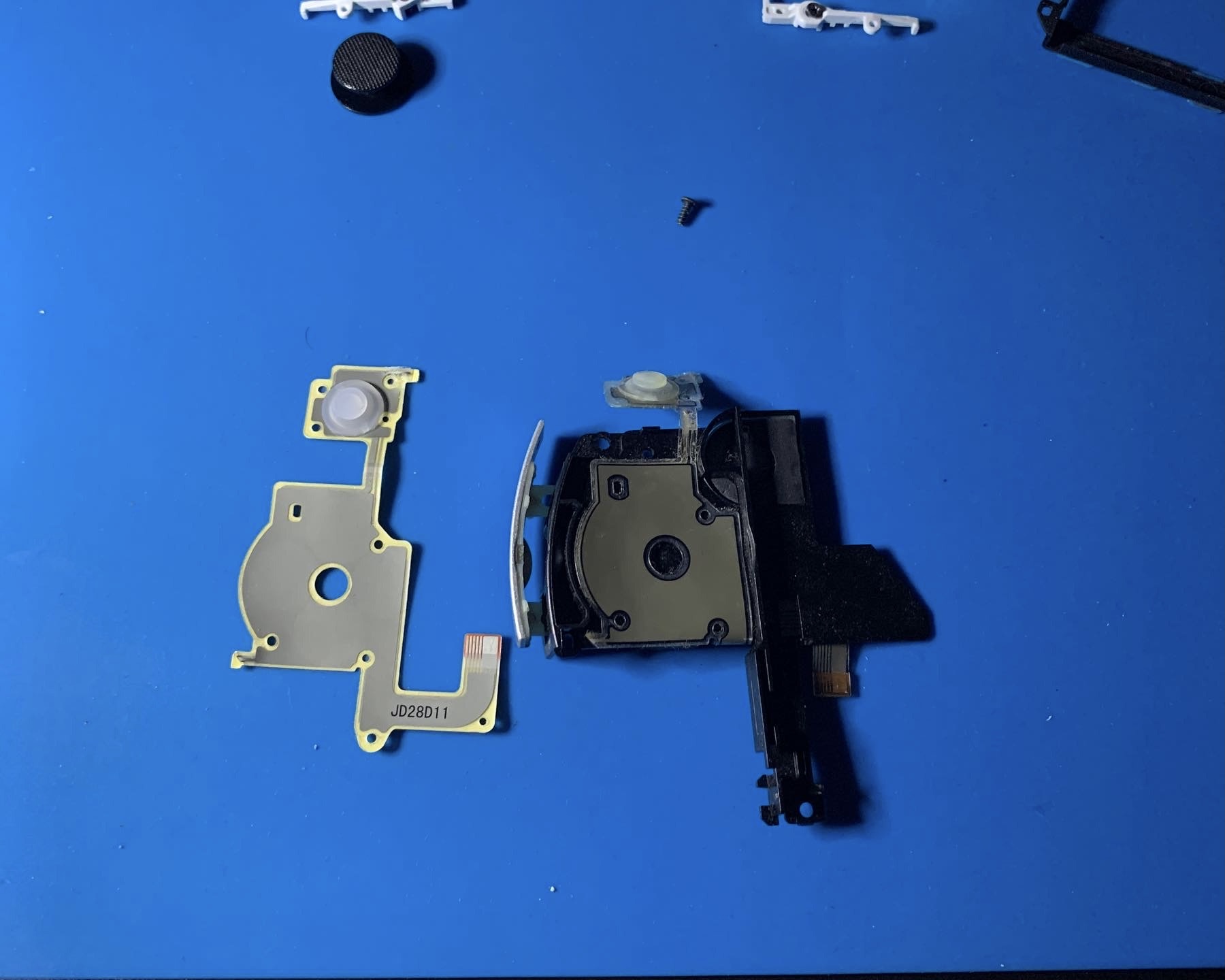D-Pad assembly screw location on PSP 2000